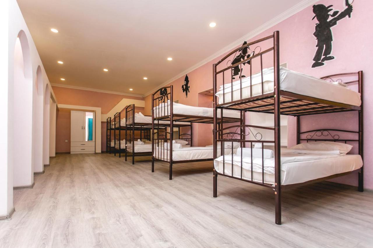Sherlock Holmes Hostel Баку Экстерьер фото