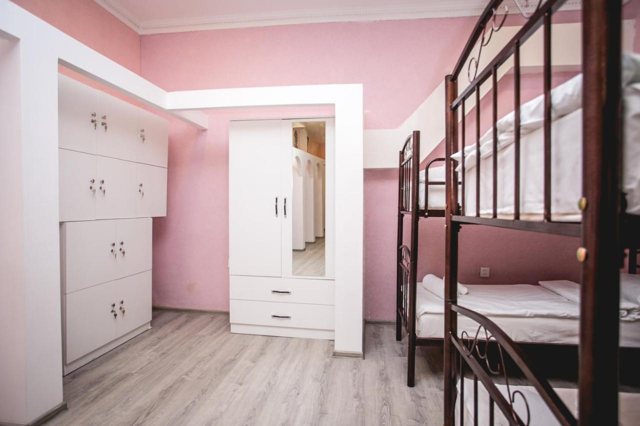 Sherlock Holmes Hostel Баку Экстерьер фото