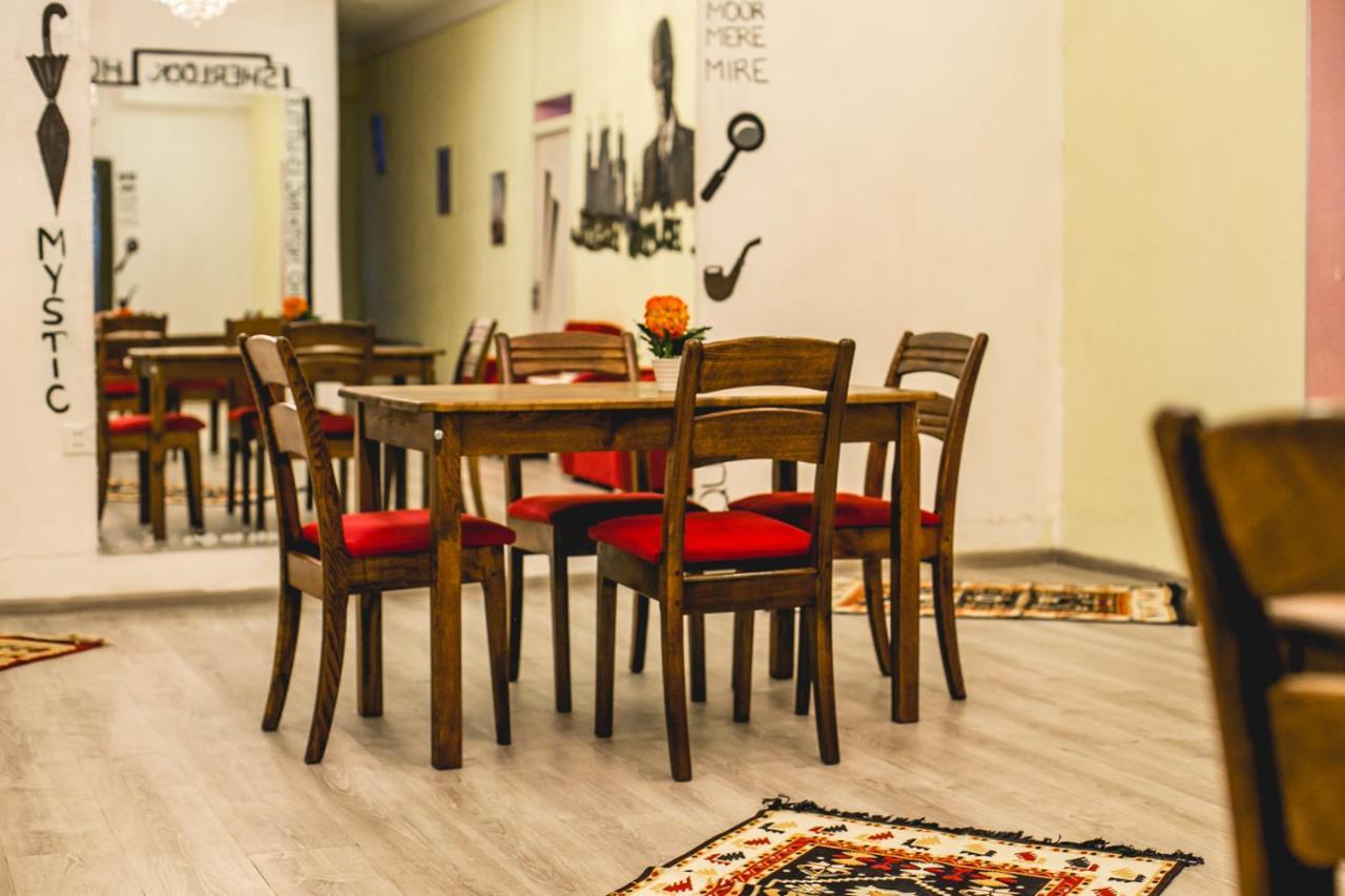 Sherlock Holmes Hostel Баку Экстерьер фото