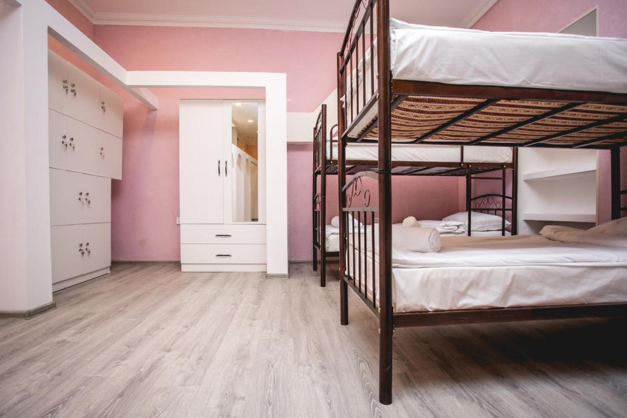 Sherlock Holmes Hostel Баку Экстерьер фото