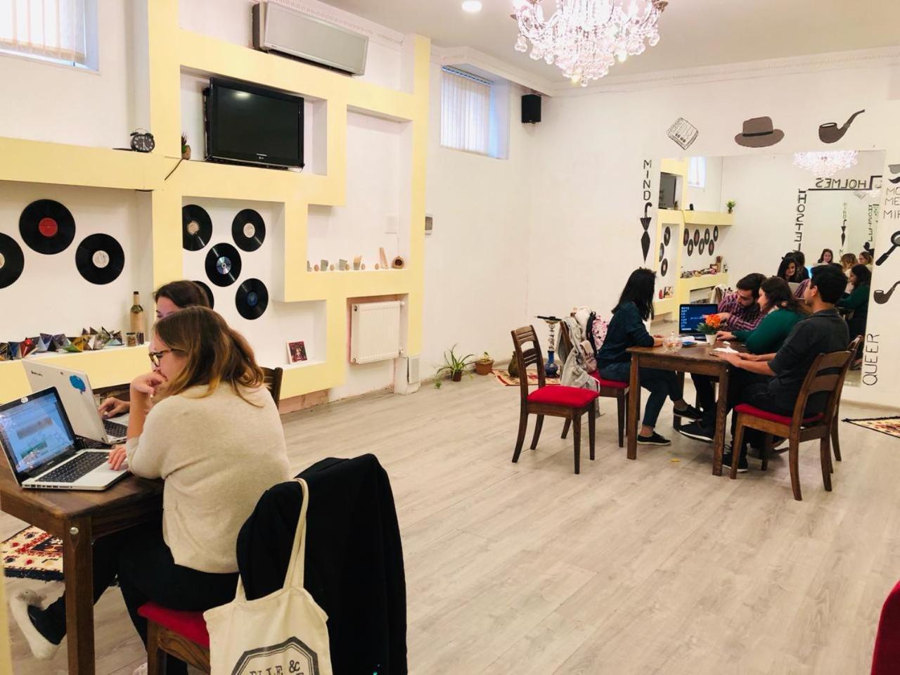 Sherlock Holmes Hostel Баку Экстерьер фото